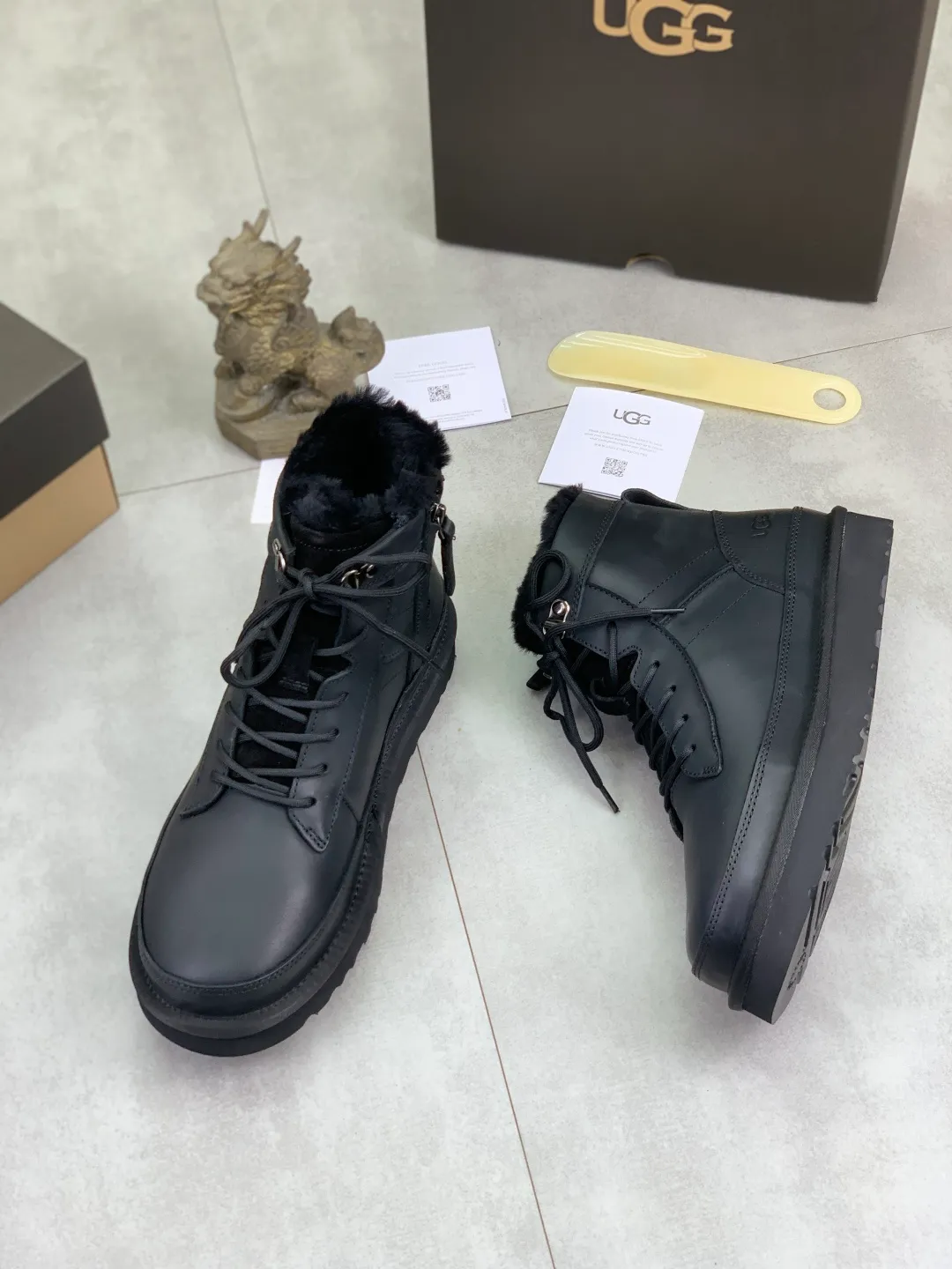Men's men's shoes 💰P640 New top version UGG 2025 autumn and winter high-top new casual shoes new series Ansley Mules Fashionable and comfortable shallow flat slip-on casual loafers ✨ Classic suede cowhide with 10mm wool lining Insole Fleece collar Soft and comfortable ❤️ Decorated with UGG classic heat embossed brand logo on the back side Full texture Lightweight rubber sole Anti-slip, wear-resistant and comfortable Color: Black Brown Size: 39-45